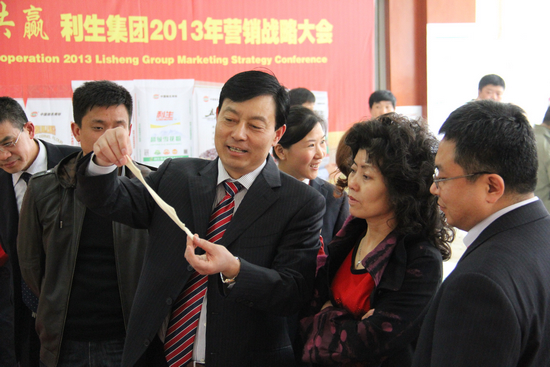 董事长高凤国先生与客户交流产品的特性